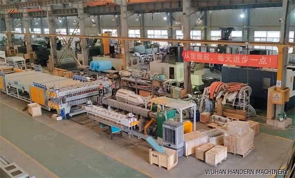 Plastic hollow board extrusion equipment